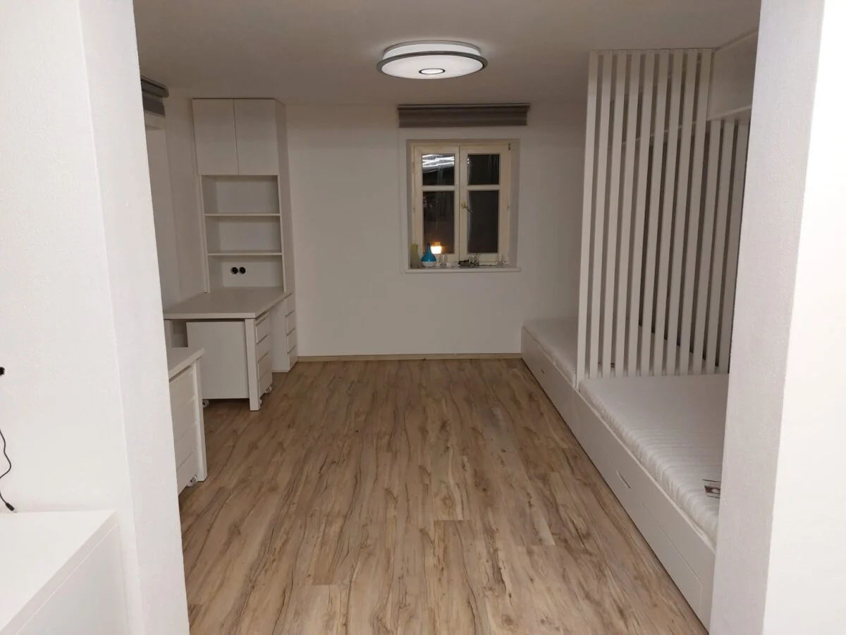 Maßgefertigtes Kinder- und Jugendzimmer mit Bett und Arbeitsplatz