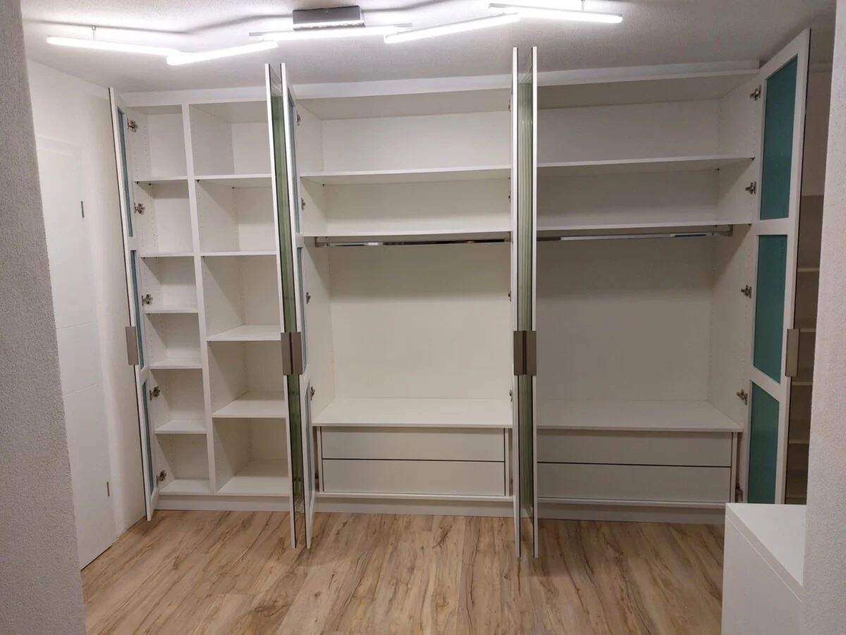Maßgefertigter Kleiderschrank mit Spiegeltüren und Innenausstattung